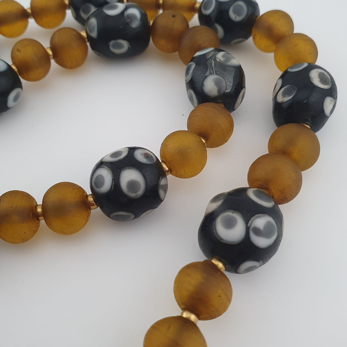 Colliers avec yeux anciens de style vénitien africain et perles de verre africain jaunes et marron