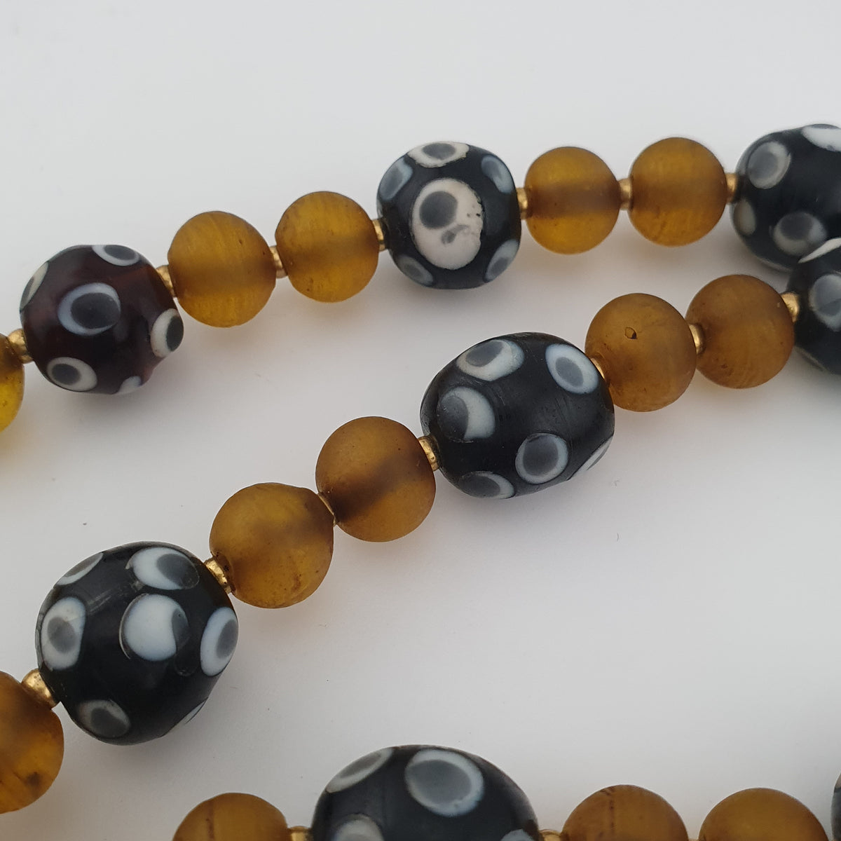 Colliers avec yeux anciens de style vénitien africain et perles de verre africain jaunes et marron