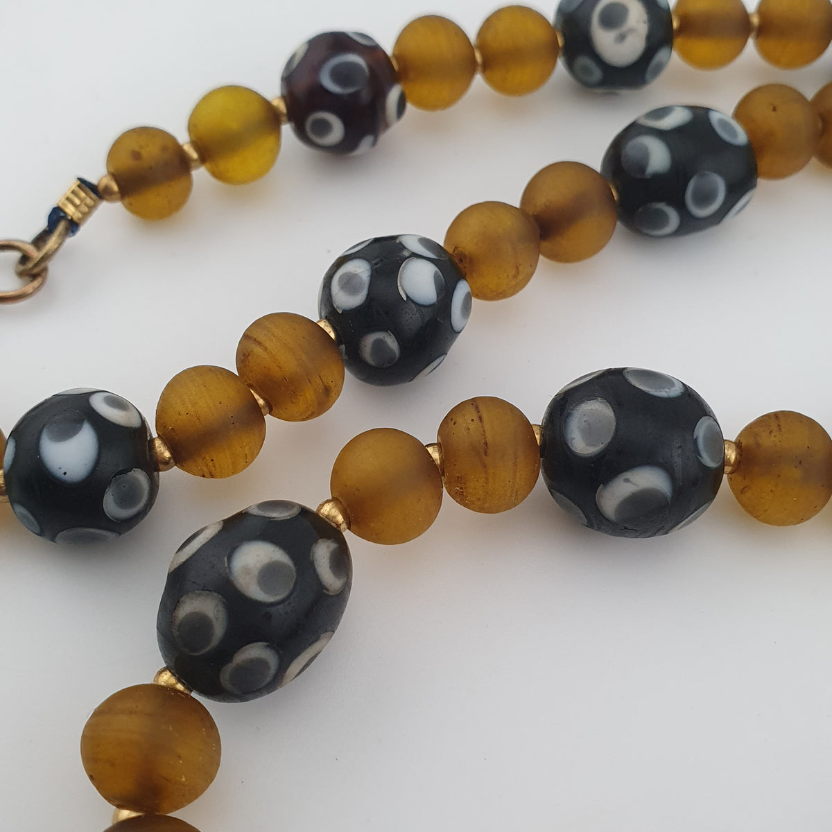 Colliers avec yeux anciens de style vénitien africain et perles de verre africain jaunes et marron