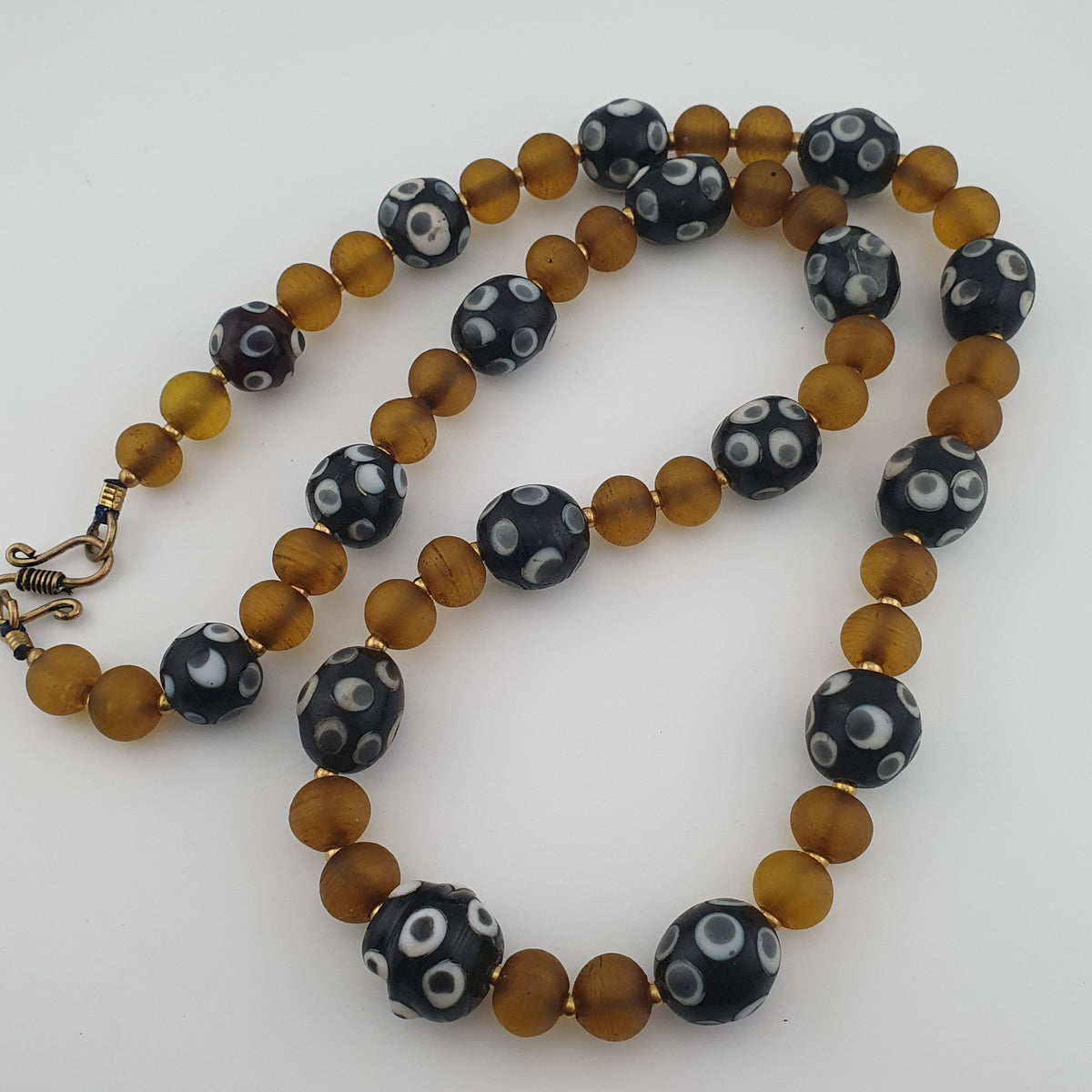 Colliers avec yeux anciens de style vénitien africain et perles de verre africain jaunes et marron