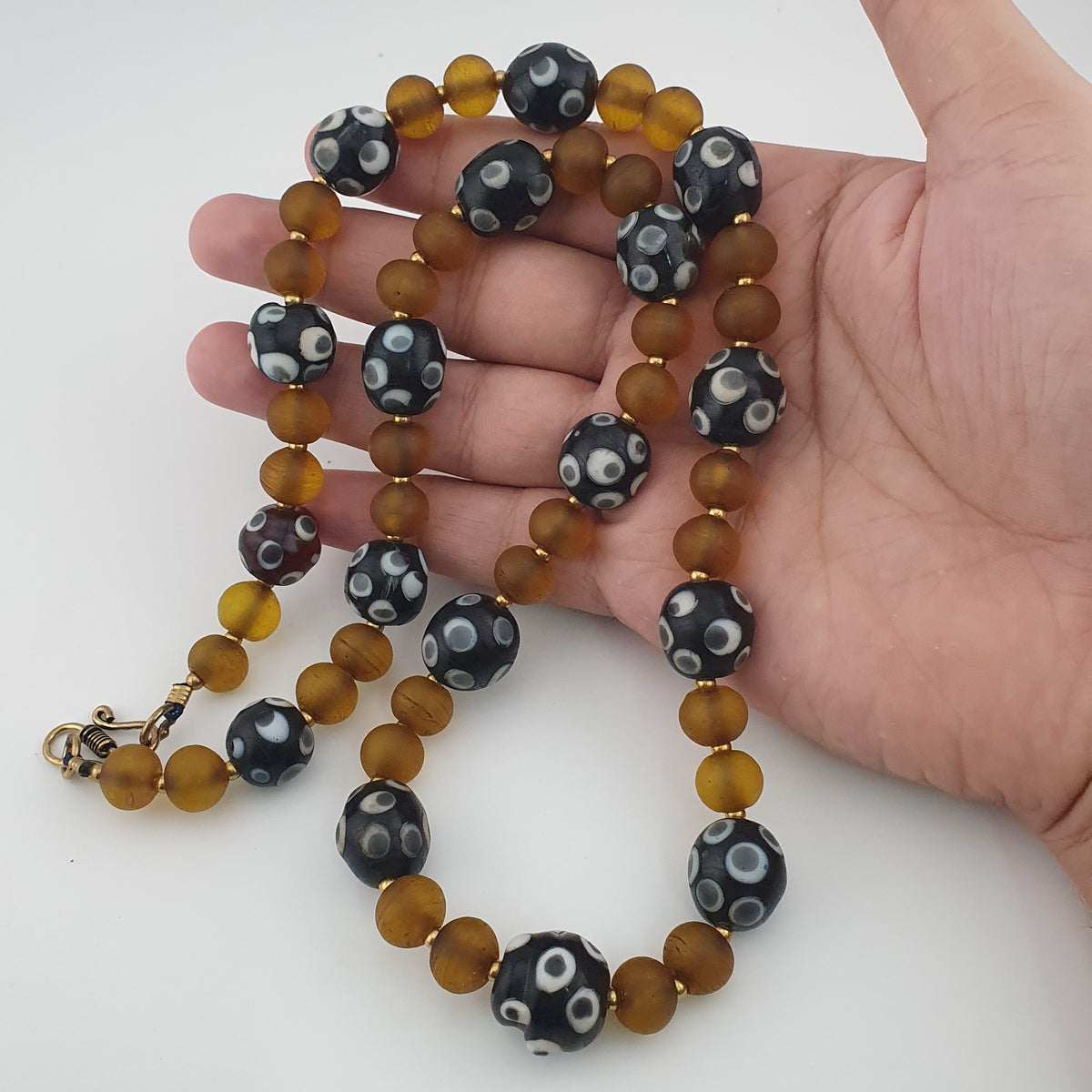 Colliers avec yeux anciens de style vénitien africain et perles de verre africain jaunes et marron