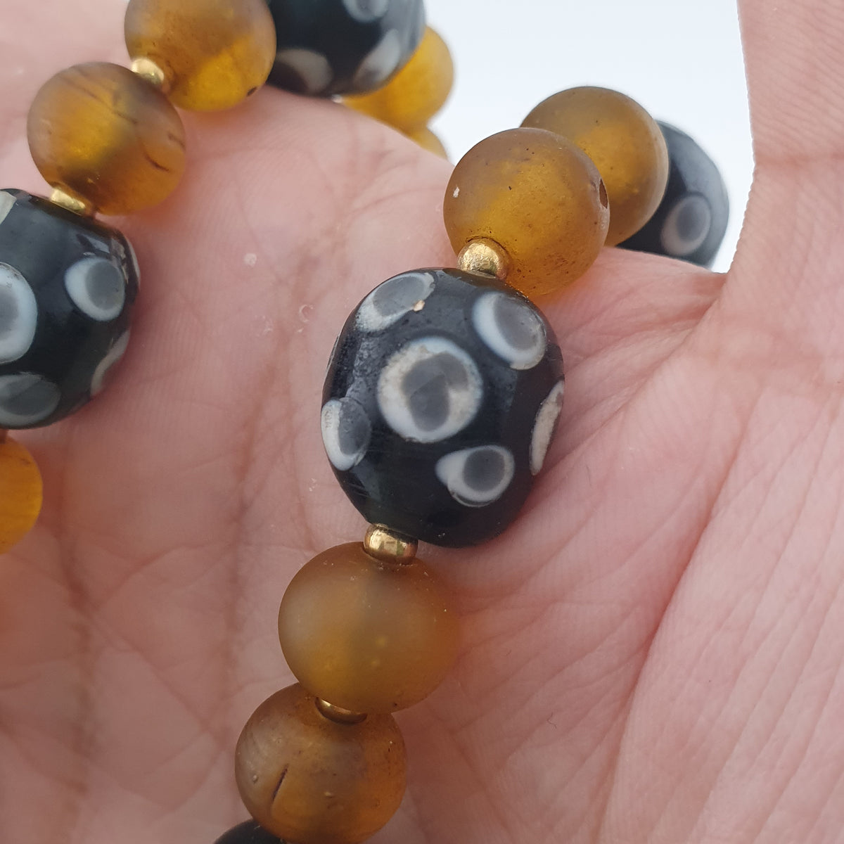Colliers avec yeux anciens de style vénitien africain et perles de verre africain jaunes et marron