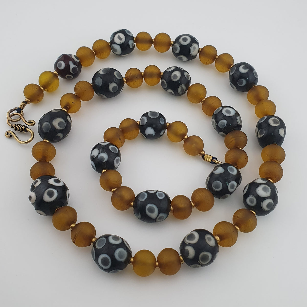 Colliers avec yeux anciens de style vénitien africain et perles de verre africain jaunes et marron
