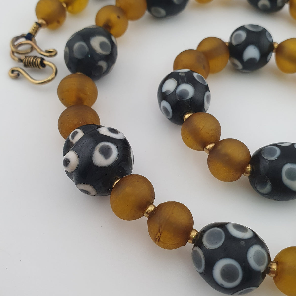 Colliers avec yeux anciens de style vénitien africain et perles de verre africain jaunes et marron