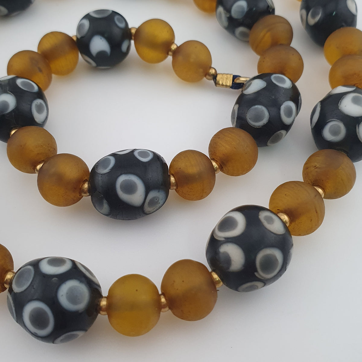 Colliers avec yeux anciens de style vénitien africain et perles de verre africain jaunes et marron