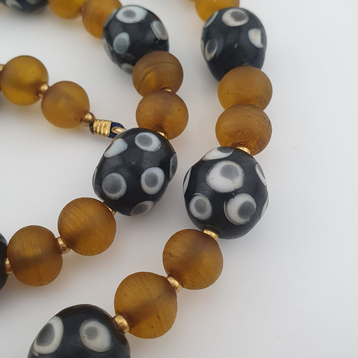 Colliers avec yeux anciens de style vénitien africain et perles de verre africain jaunes et marron