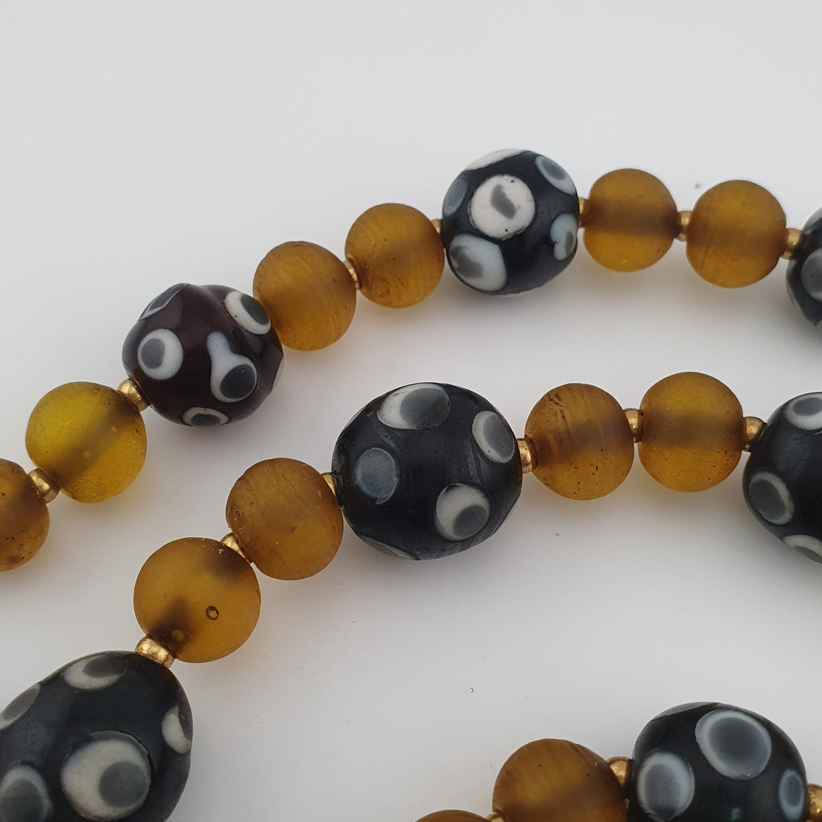 Colliers avec yeux anciens de style vénitien africain et perles de verre africain jaunes et marron