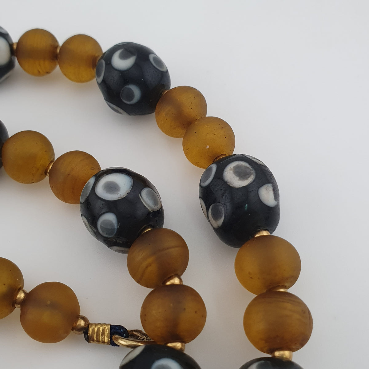 Colliers avec yeux anciens de style vénitien africain et perles de verre africain jaunes et marron