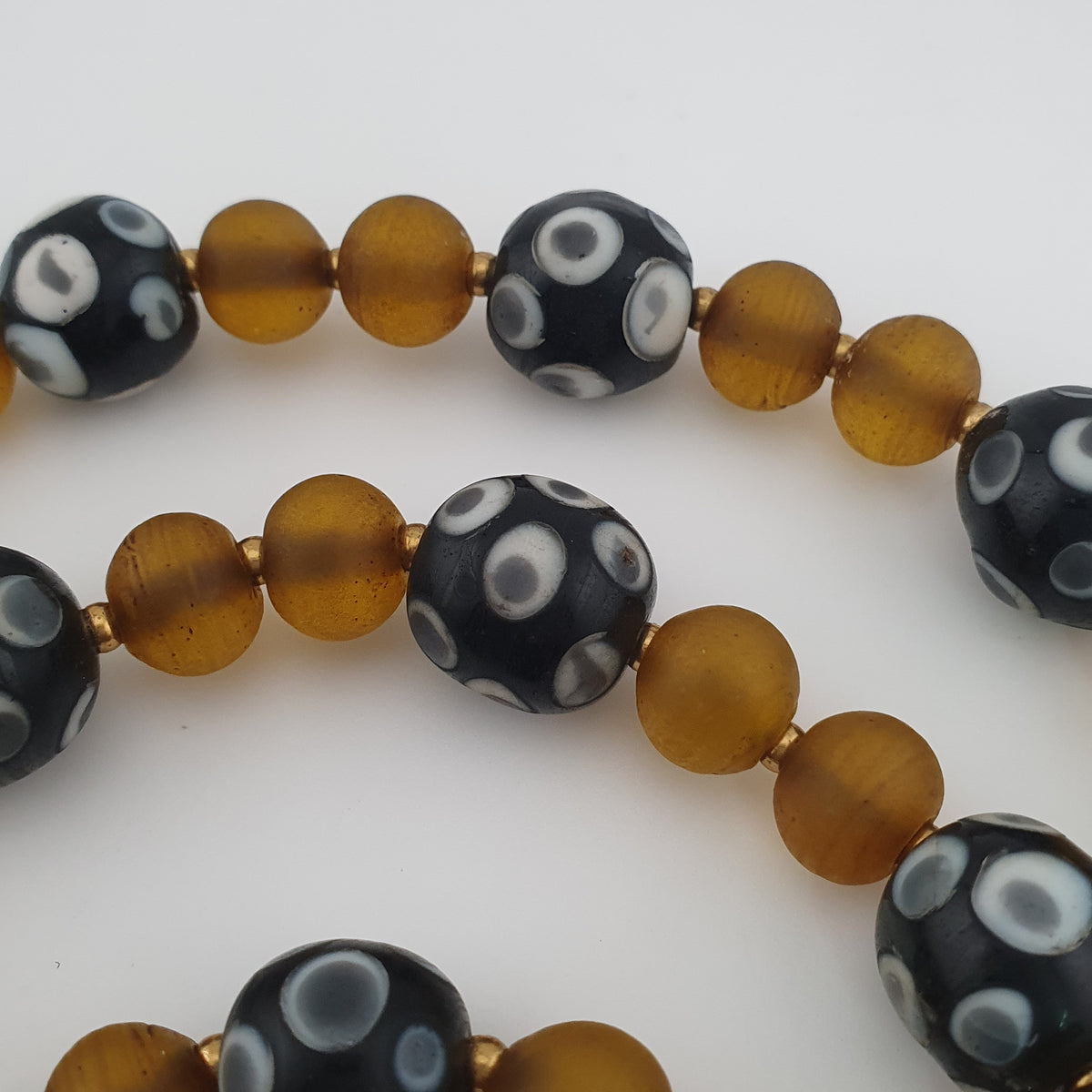 Colliers avec yeux anciens de style vénitien africain et perles de verre africain jaunes et marron