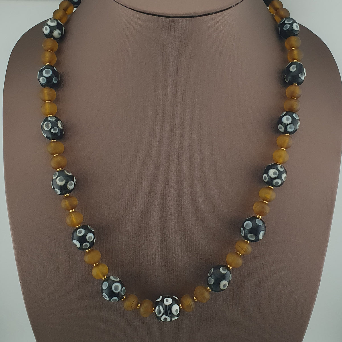 Colliers avec yeux anciens de style vénitien africain et perles de verre africain jaunes et marron