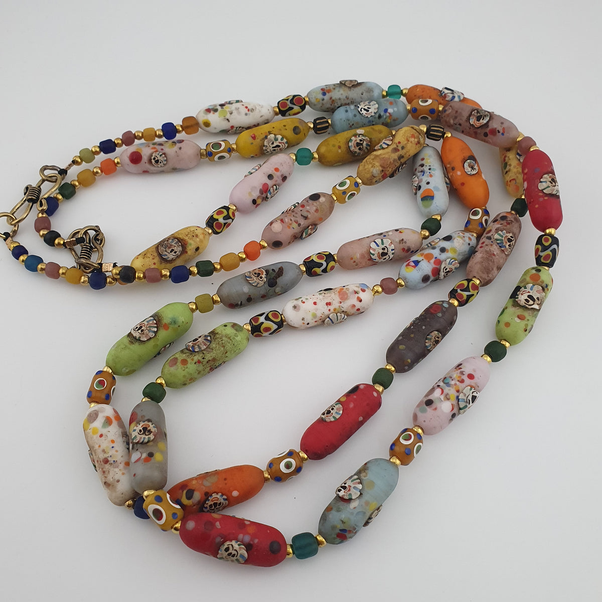 Collier de perles en verre multicolores, visage style vénitien antique