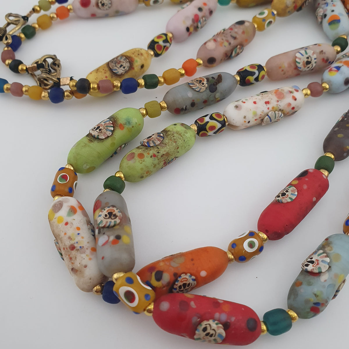 Collier de perles en verre multicolores, visage style vénitien antique