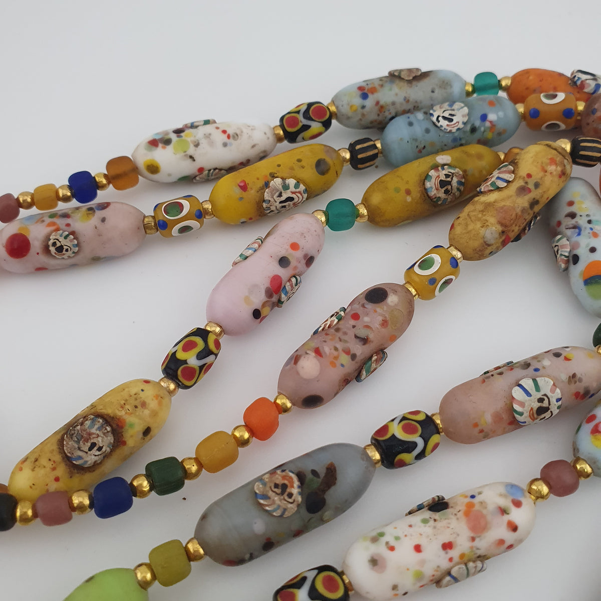 Collier de perles en verre multicolores, visage style vénitien antique