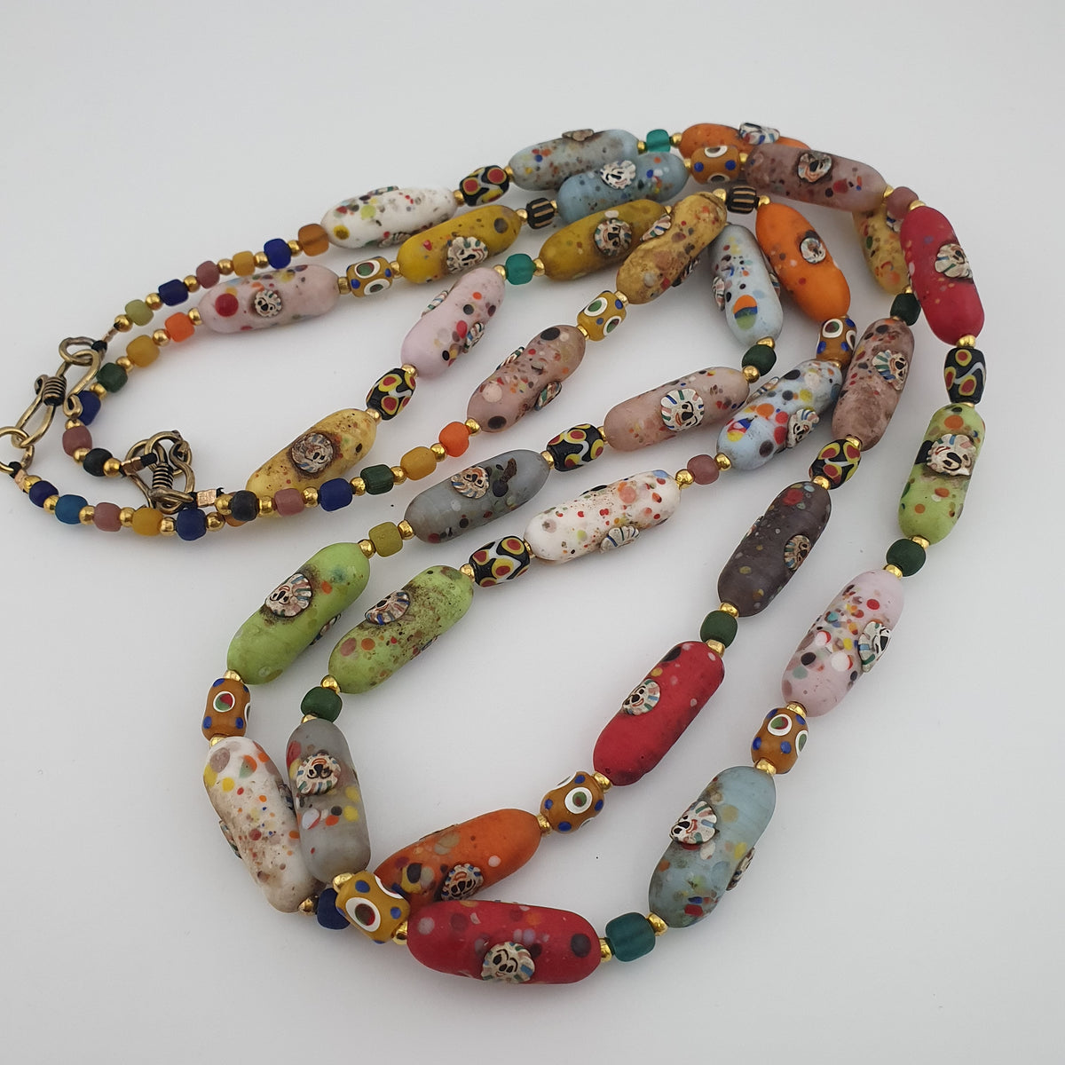 Collier de perles en verre multicolores, visage style vénitien antique