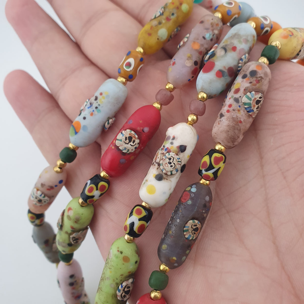 Collier de perles en verre multicolores, visage style vénitien antique