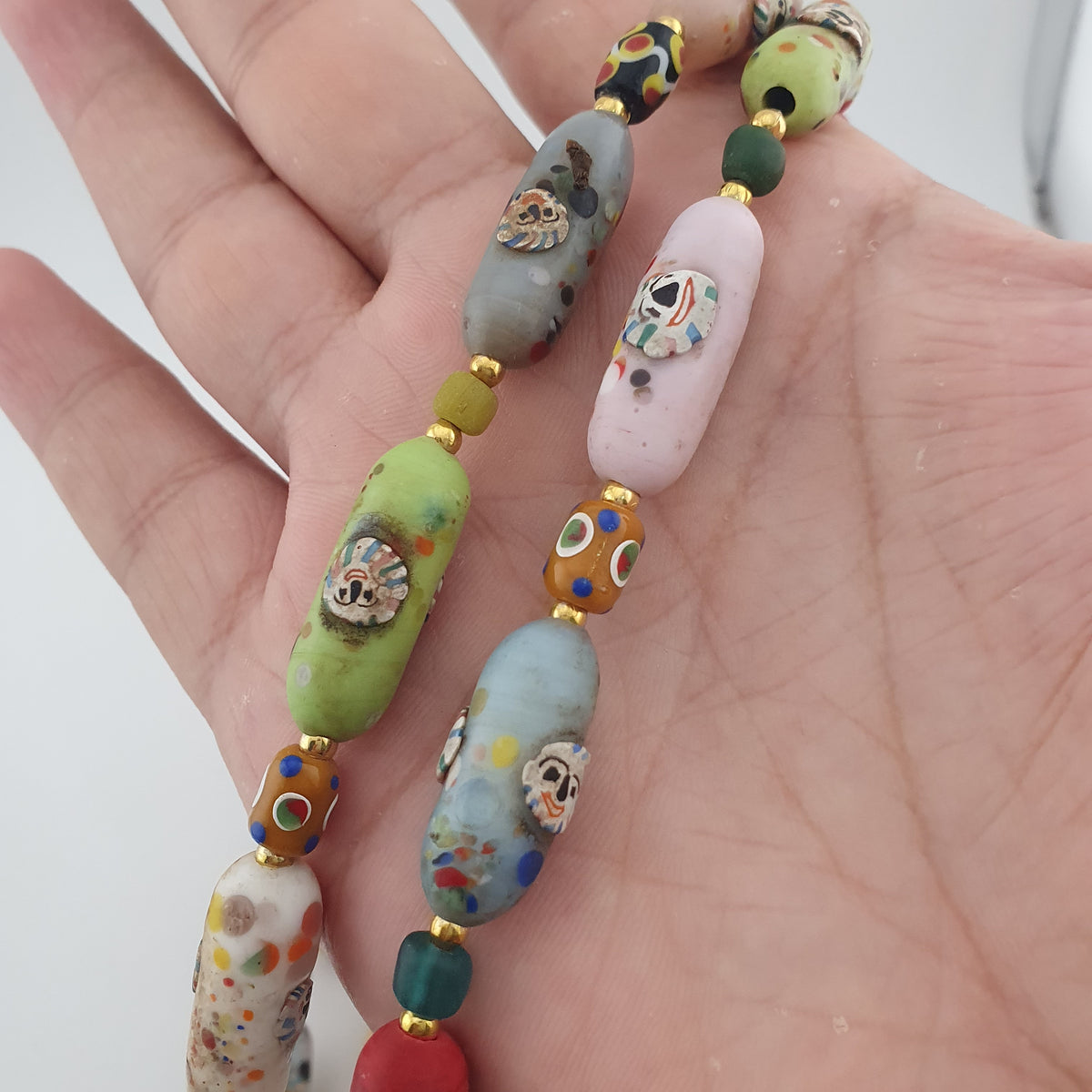 Collier de perles en verre multicolores, visage style vénitien antique