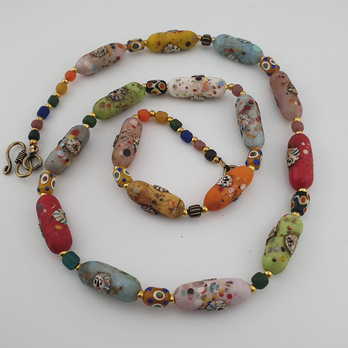 Collier de perles en verre multicolores, visage style vénitien antique