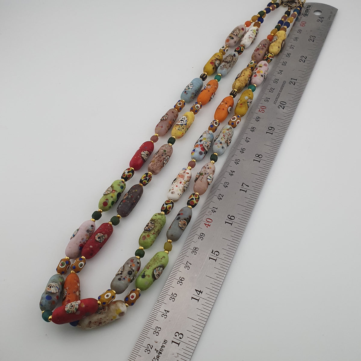 Collier de perles en verre multicolores, visage style vénitien antique