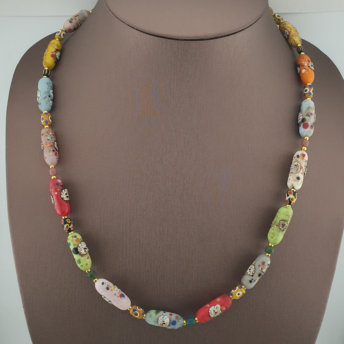 Collier de perles en verre multicolores, visage style vénitien antique