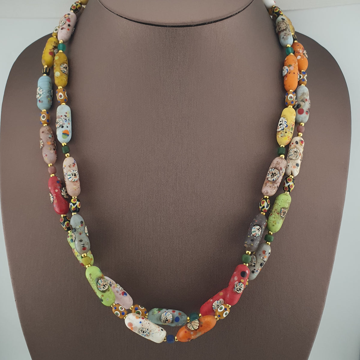 Collier de perles en verre multicolores, visage style vénitien antique