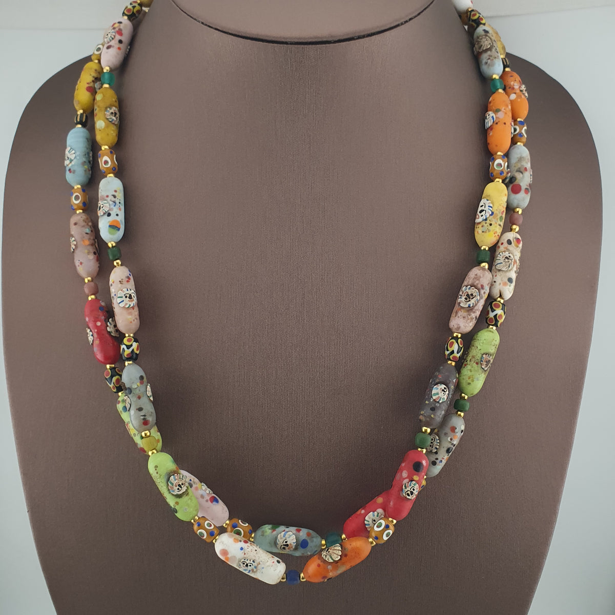 Collier de perles en verre multicolores, visage style vénitien antique