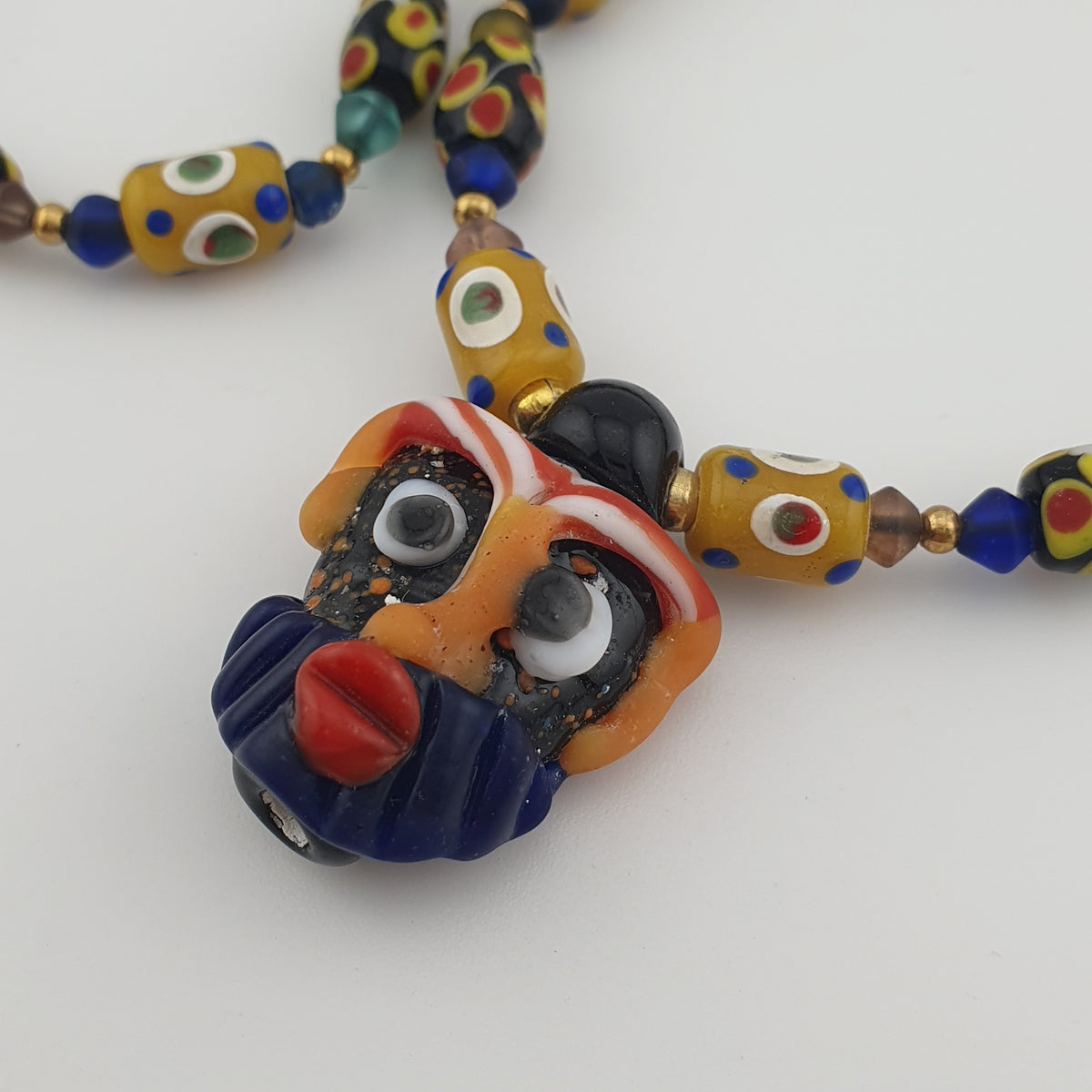 Collier de petites perles de verre vintage vénitiennes à pois et vieilli