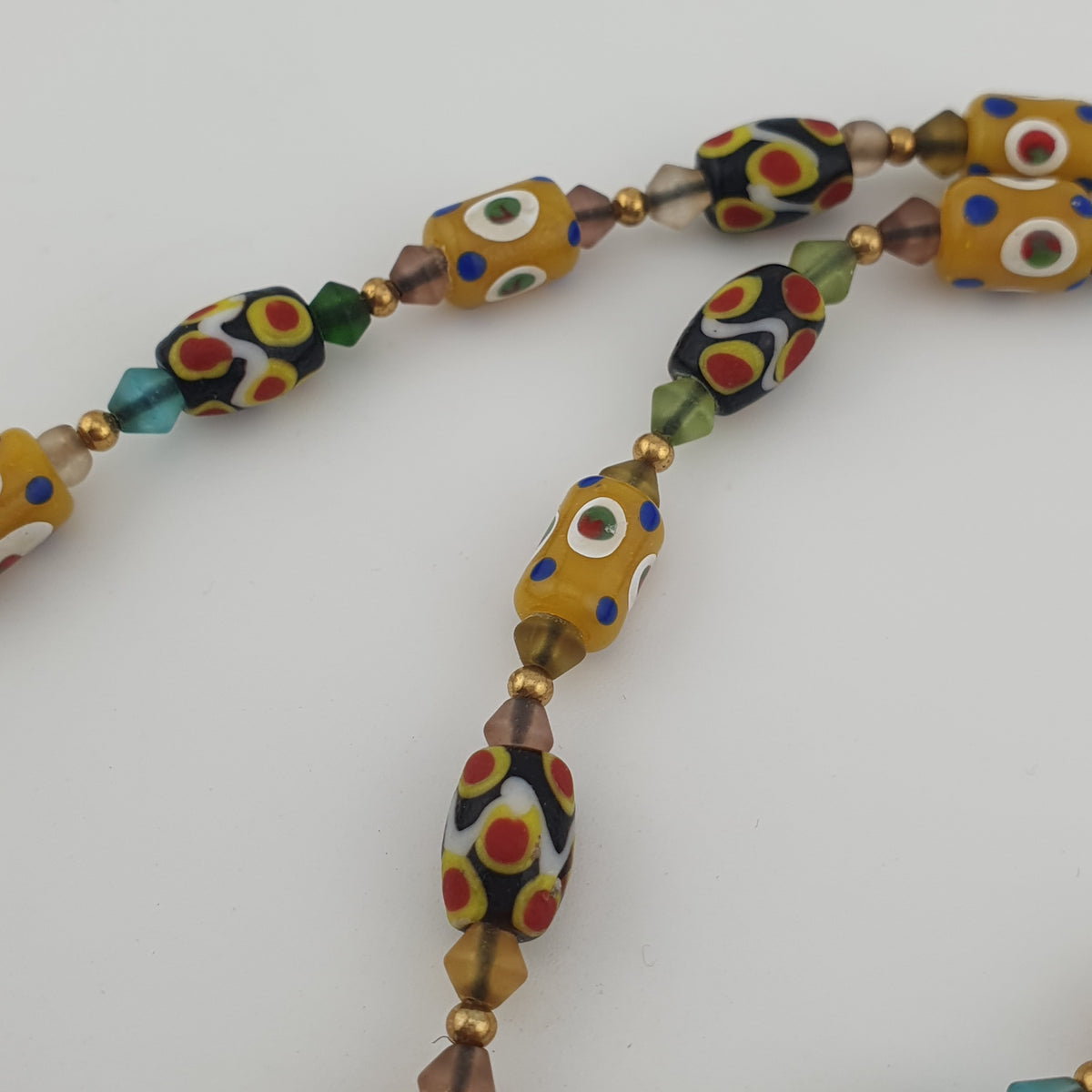 Collier de petites perles de verre vintage vénitiennes à pois et vieilli