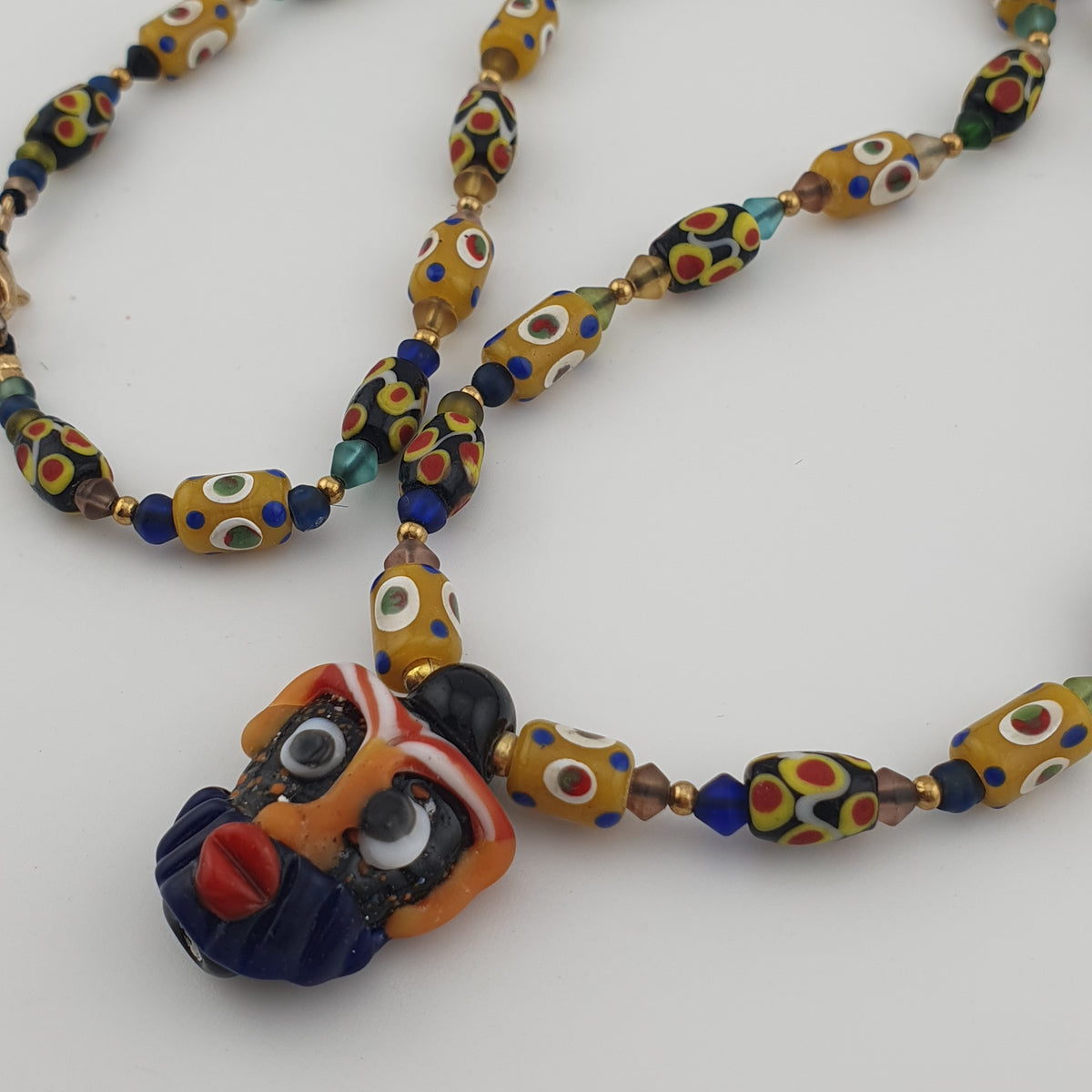 Collier de petites perles de verre vintage vénitiennes à pois et vieilli