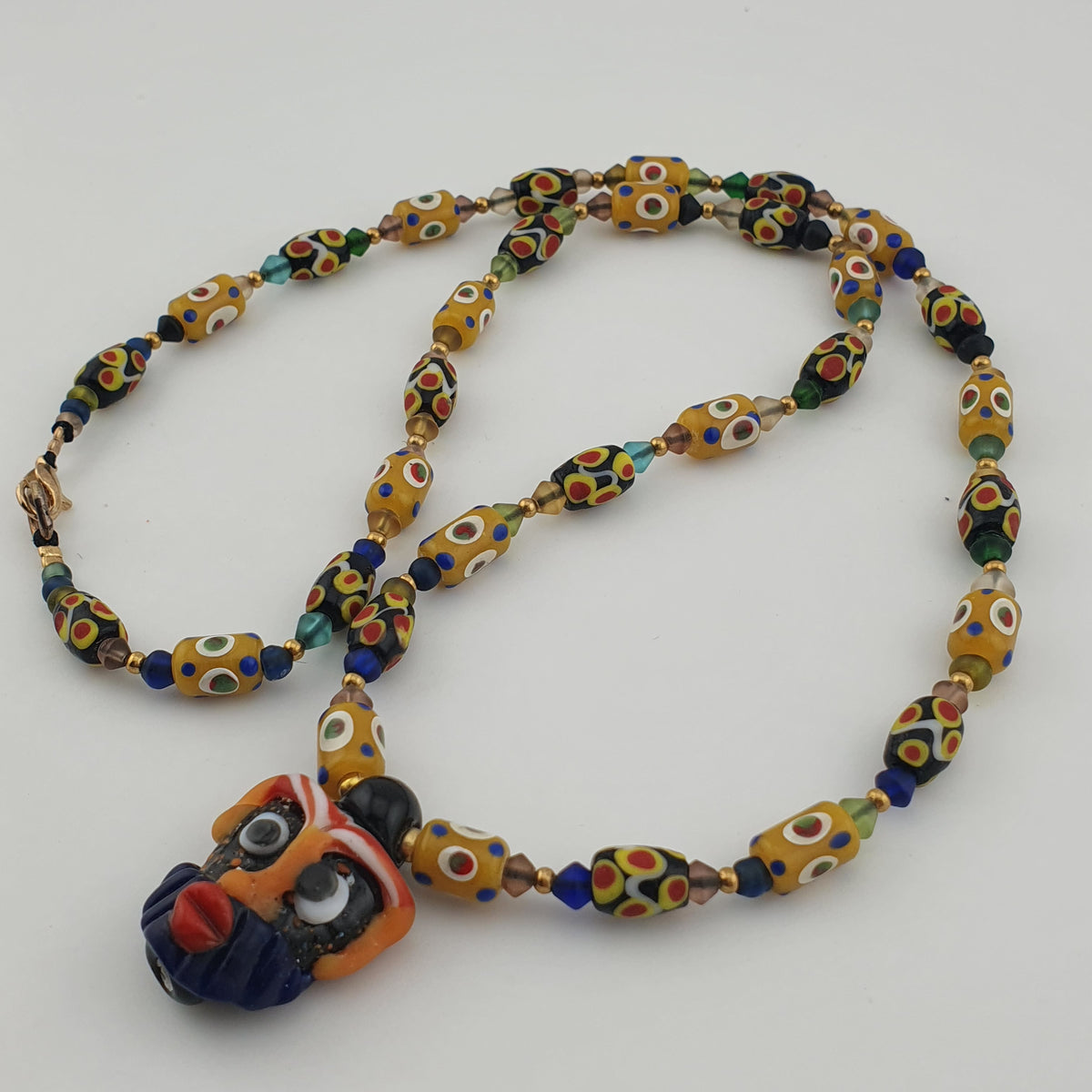 Collier de petites perles de verre vintage vénitiennes à pois et vieilli