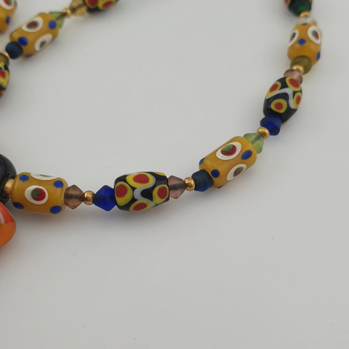 Collier de petites perles de verre vintage vénitiennes à pois et vieilli