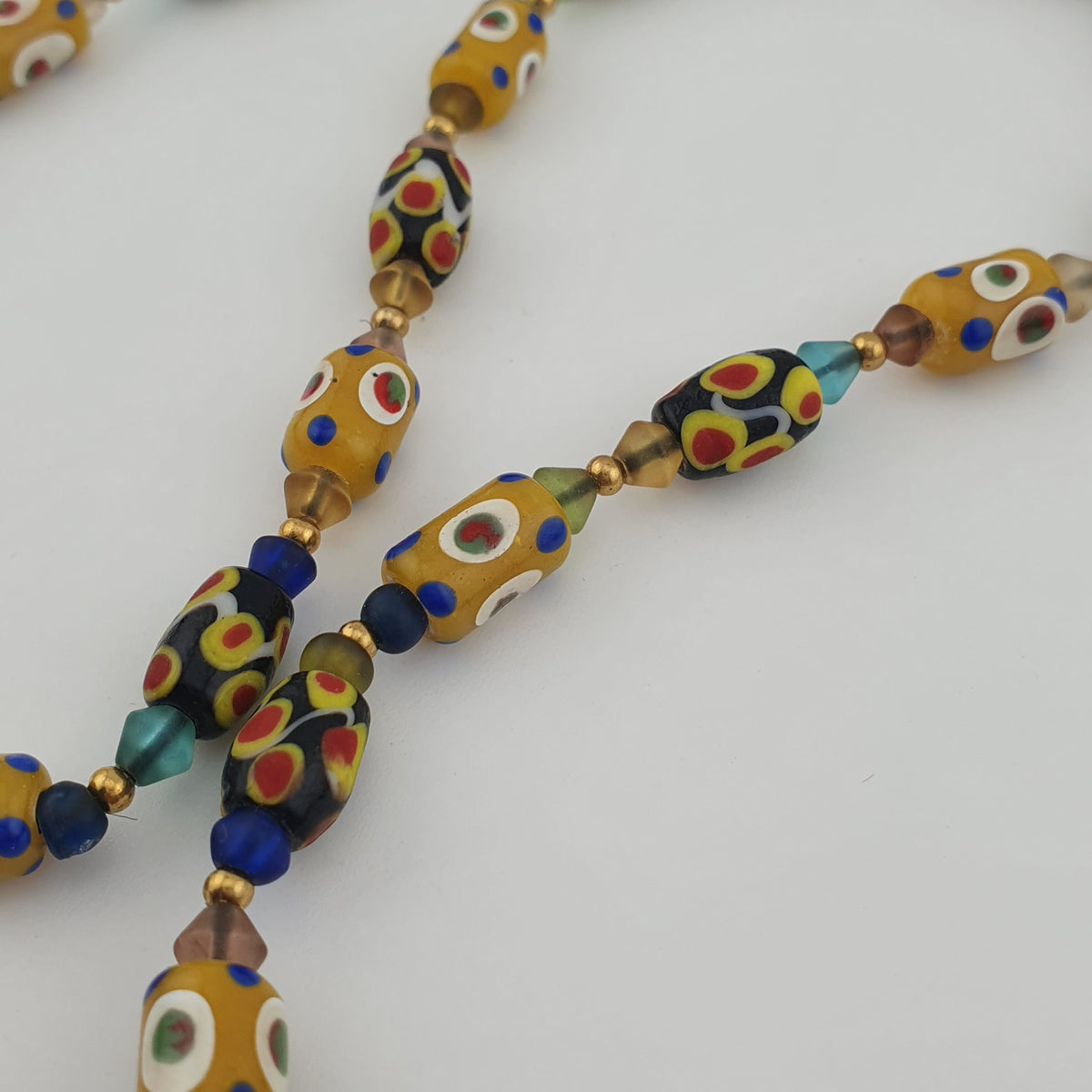 Collier de petites perles de verre vintage vénitiennes à pois et vieilli