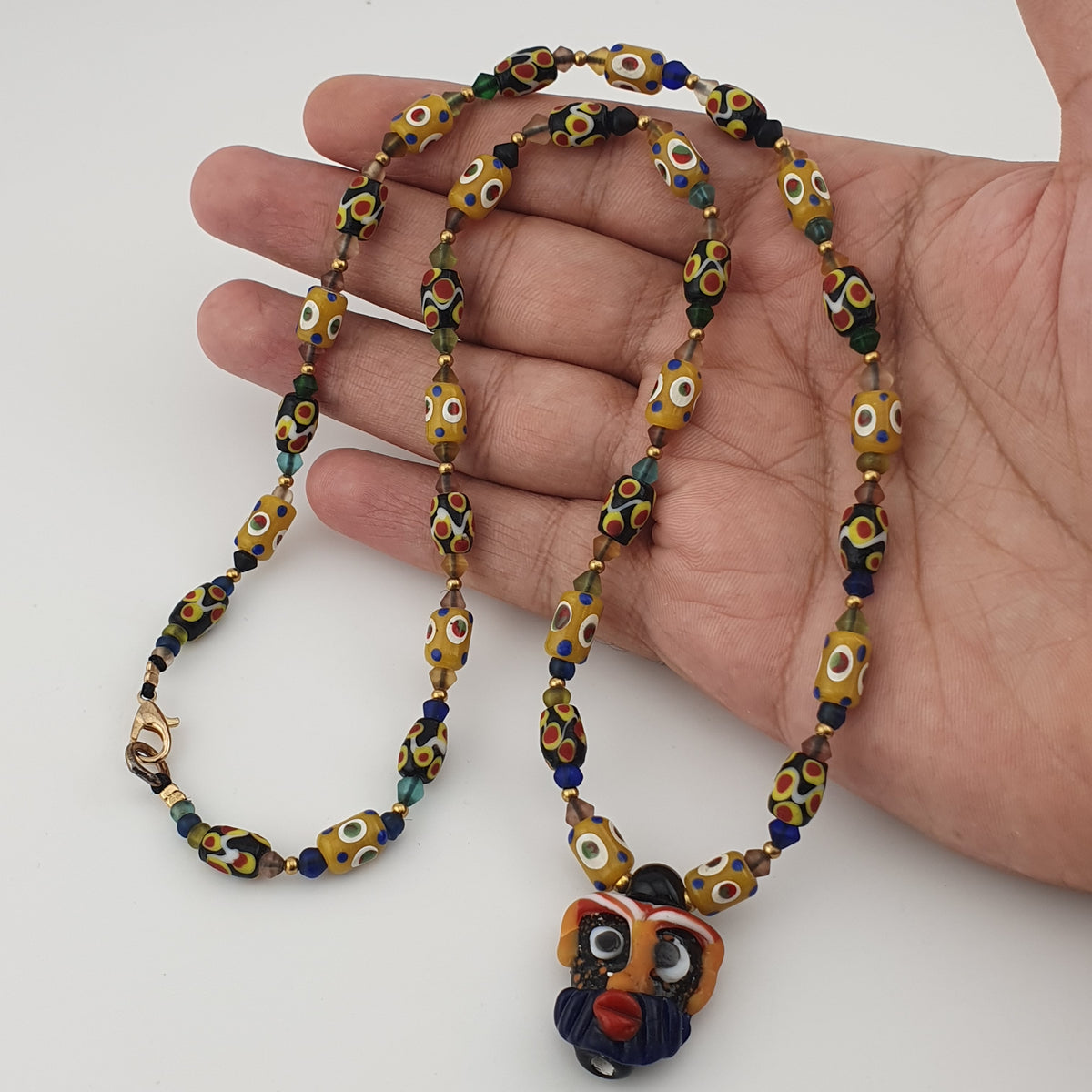 Collier de petites perles de verre vintage vénitiennes à pois et vieilli