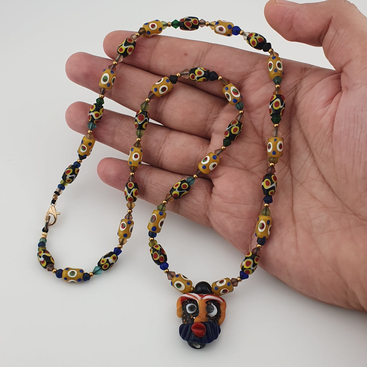 Collier de petites perles de verre vintage vénitiennes à pois et vieilli