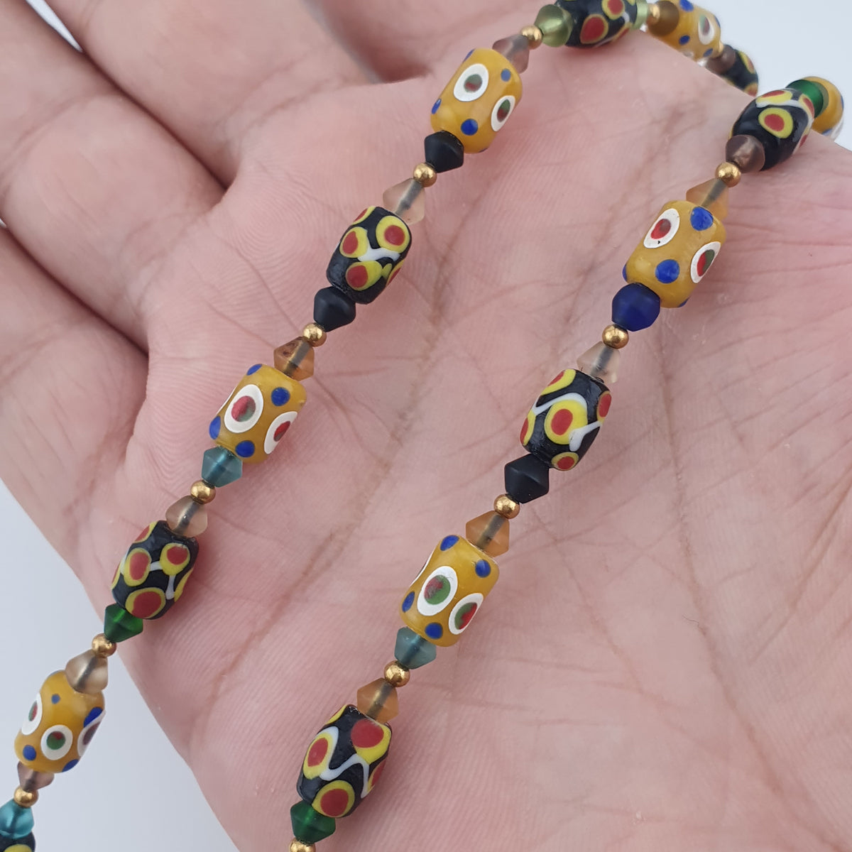 Collier de petites perles de verre vintage vénitiennes à pois et vieilli