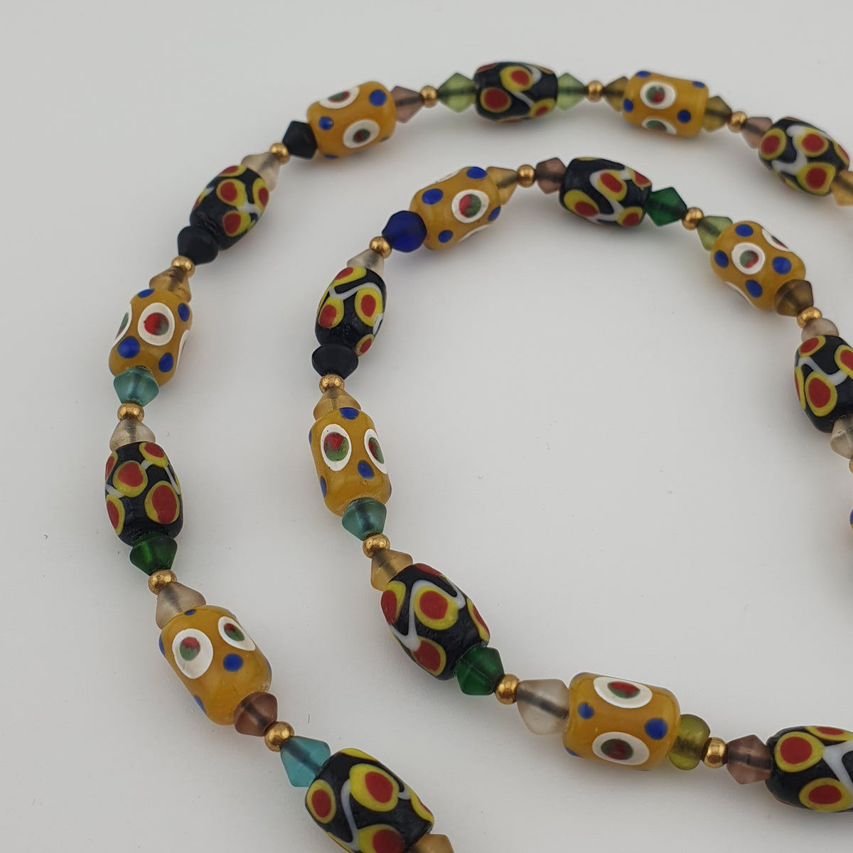 Collier de petites perles de verre vintage vénitiennes à pois et vieilli