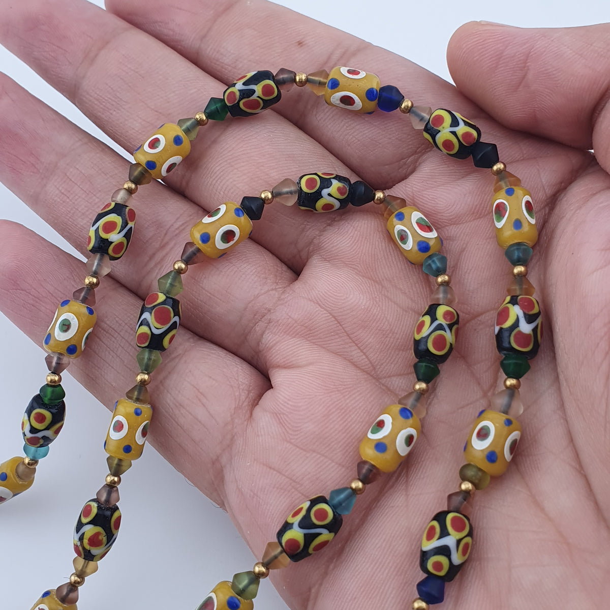 Collier de petites perles de verre vintage vénitiennes à pois et vieilli