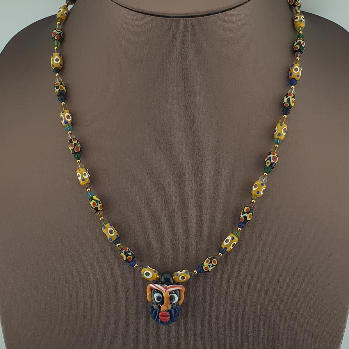 Collier de petites perles de verre vintage vénitiennes à pois et vieilli