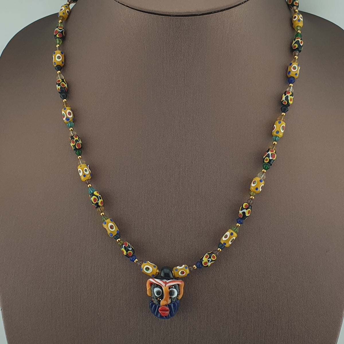 Collier de petites perles de verre vintage vénitiennes à pois et vieilli
