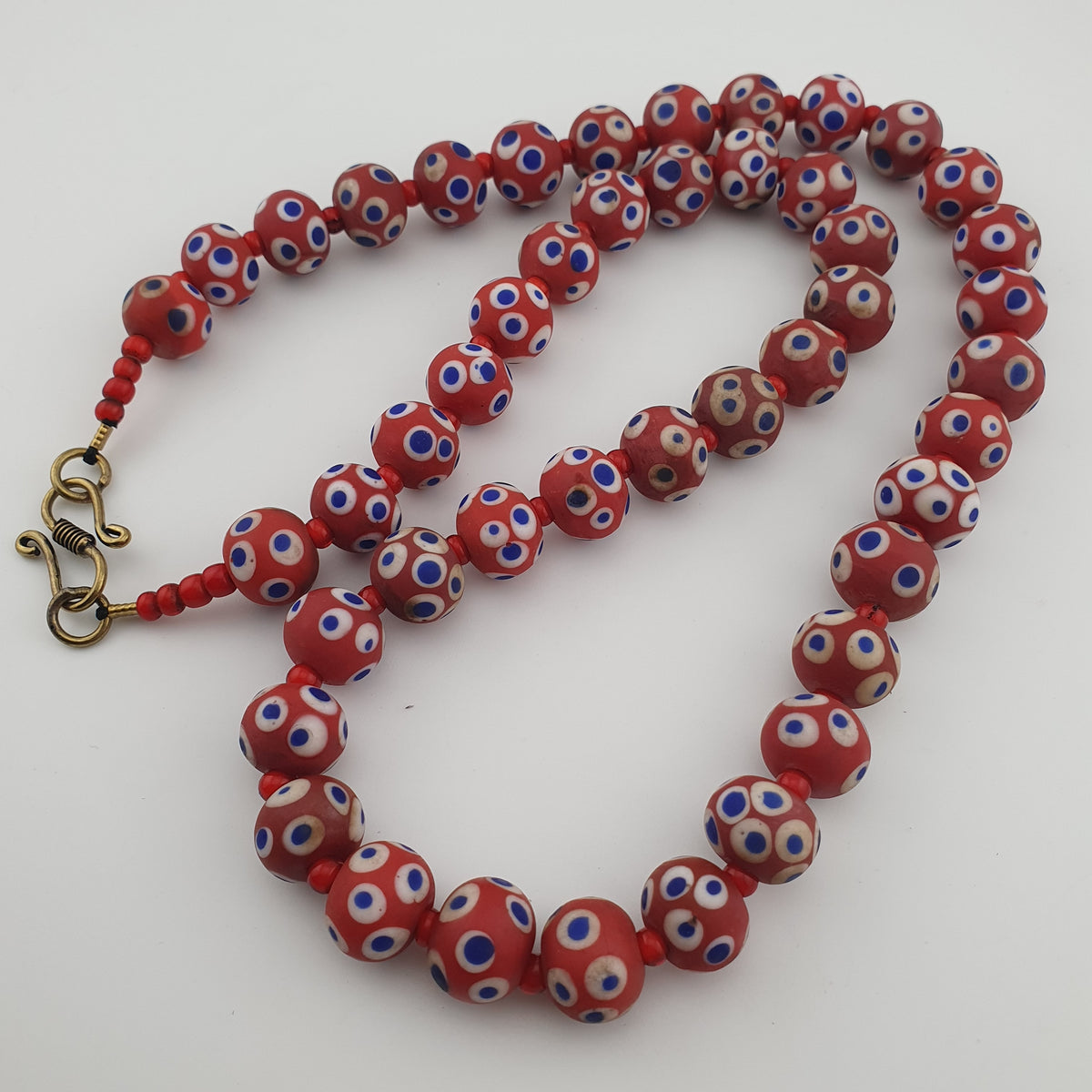 Collier de perles œil bleu en verre rouge de style vénitien antique (22 pouces)
