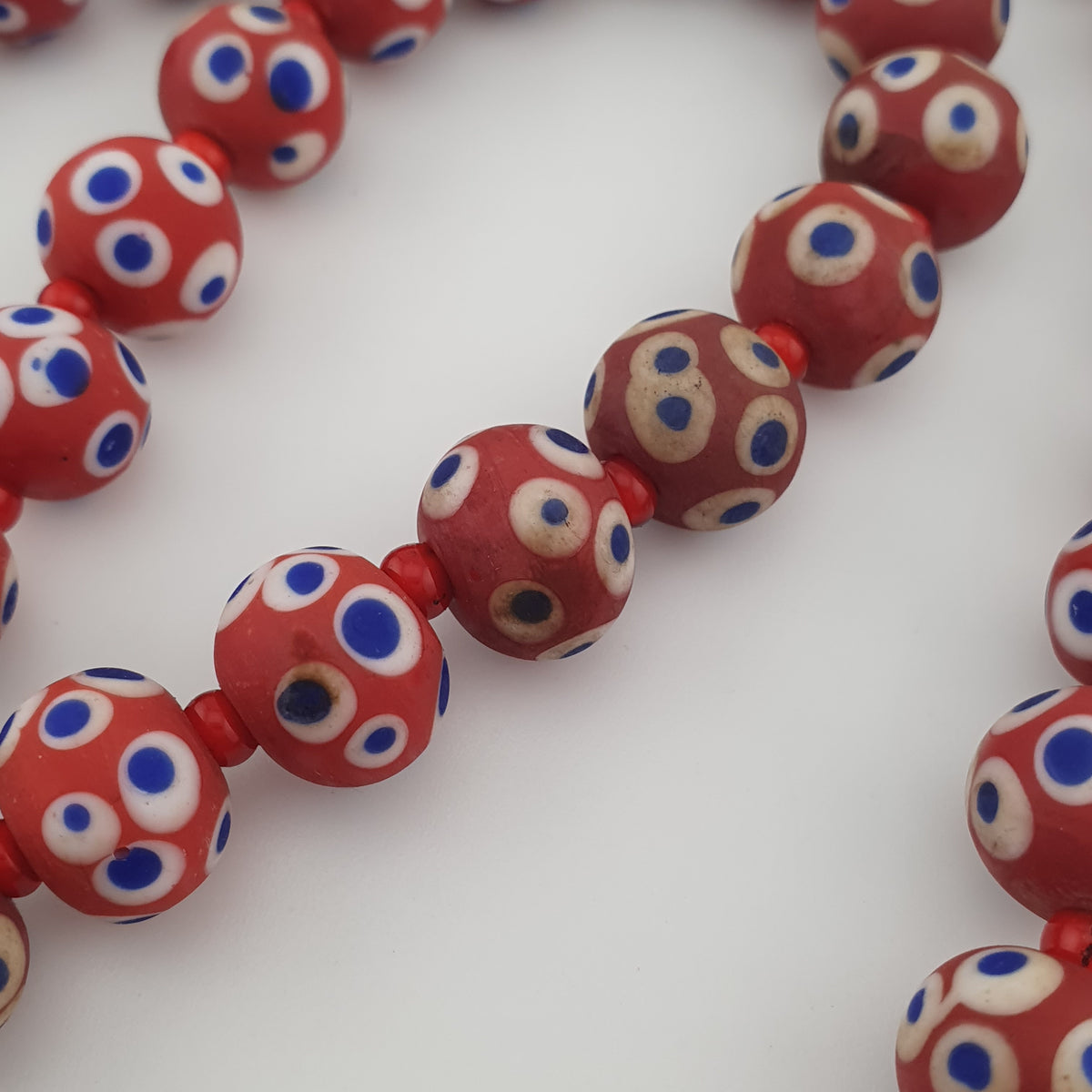 Collier de perles œil bleu en verre rouge de style vénitien antique (22 pouces)