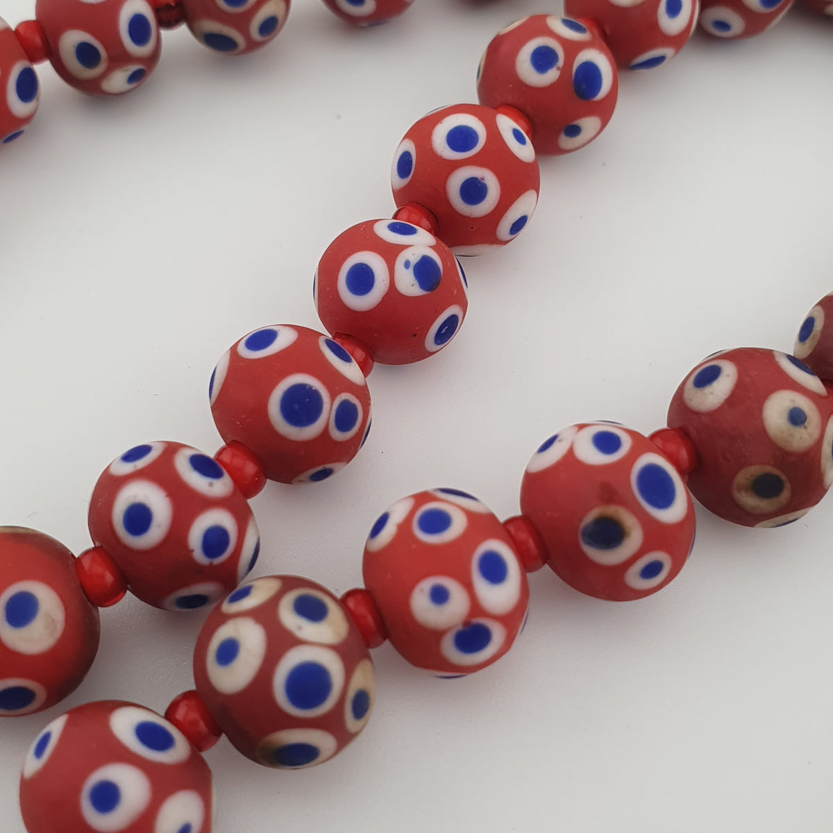 Collier de perles œil bleu en verre rouge de style vénitien antique (22 pouces)