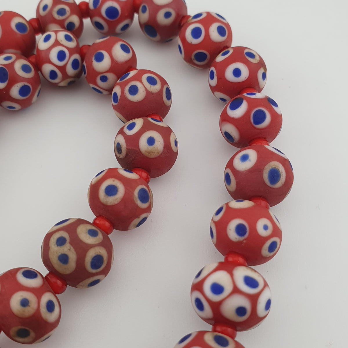 Collier de perles œil bleu en verre rouge de style vénitien antique (22 pouces)