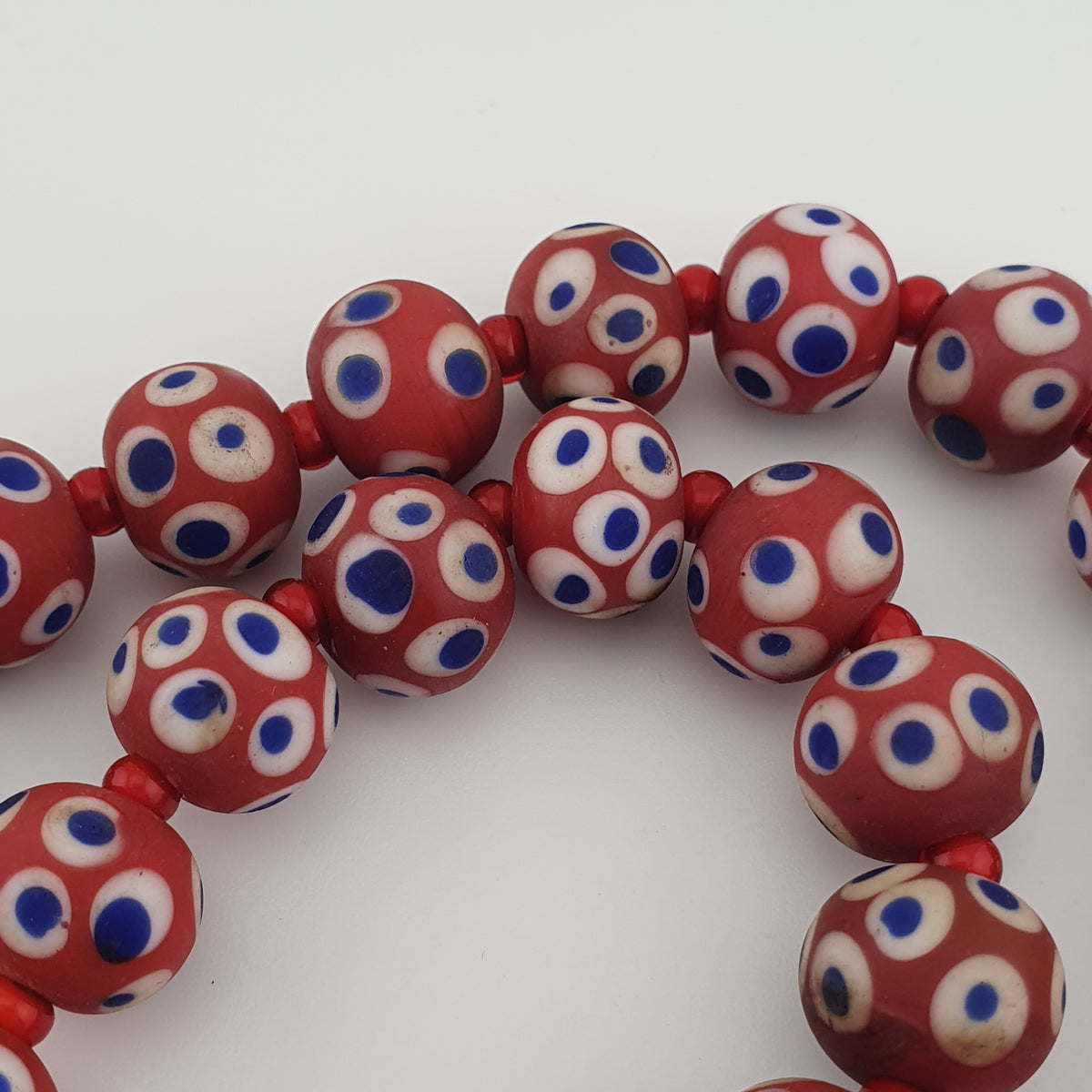Collier de perles œil bleu en verre rouge de style vénitien antique (22 pouces)