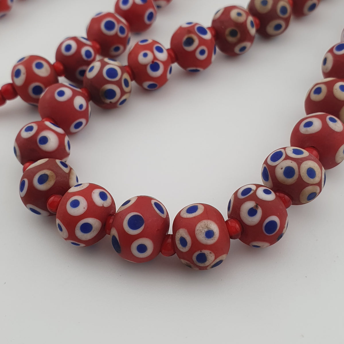 Collier de perles œil bleu en verre rouge de style vénitien antique (22 pouces)