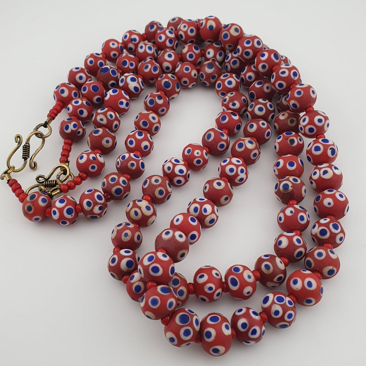 Collier de perles œil bleu en verre rouge de style vénitien antique (22 pouces)