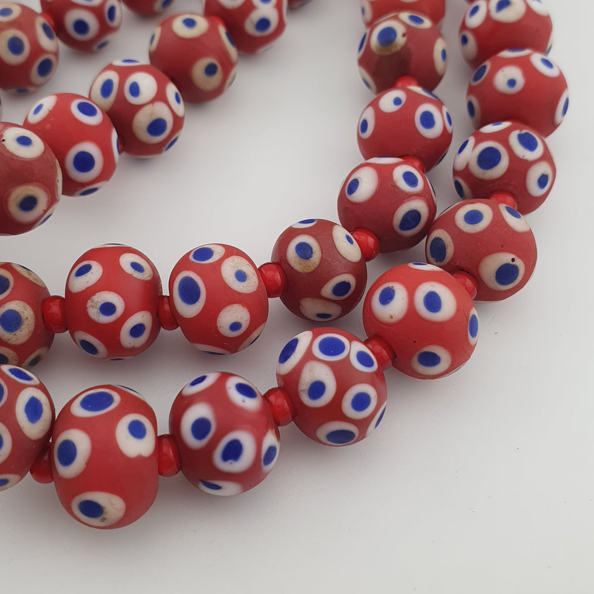 Collier de perles œil bleu en verre rouge de style vénitien antique (22 pouces)