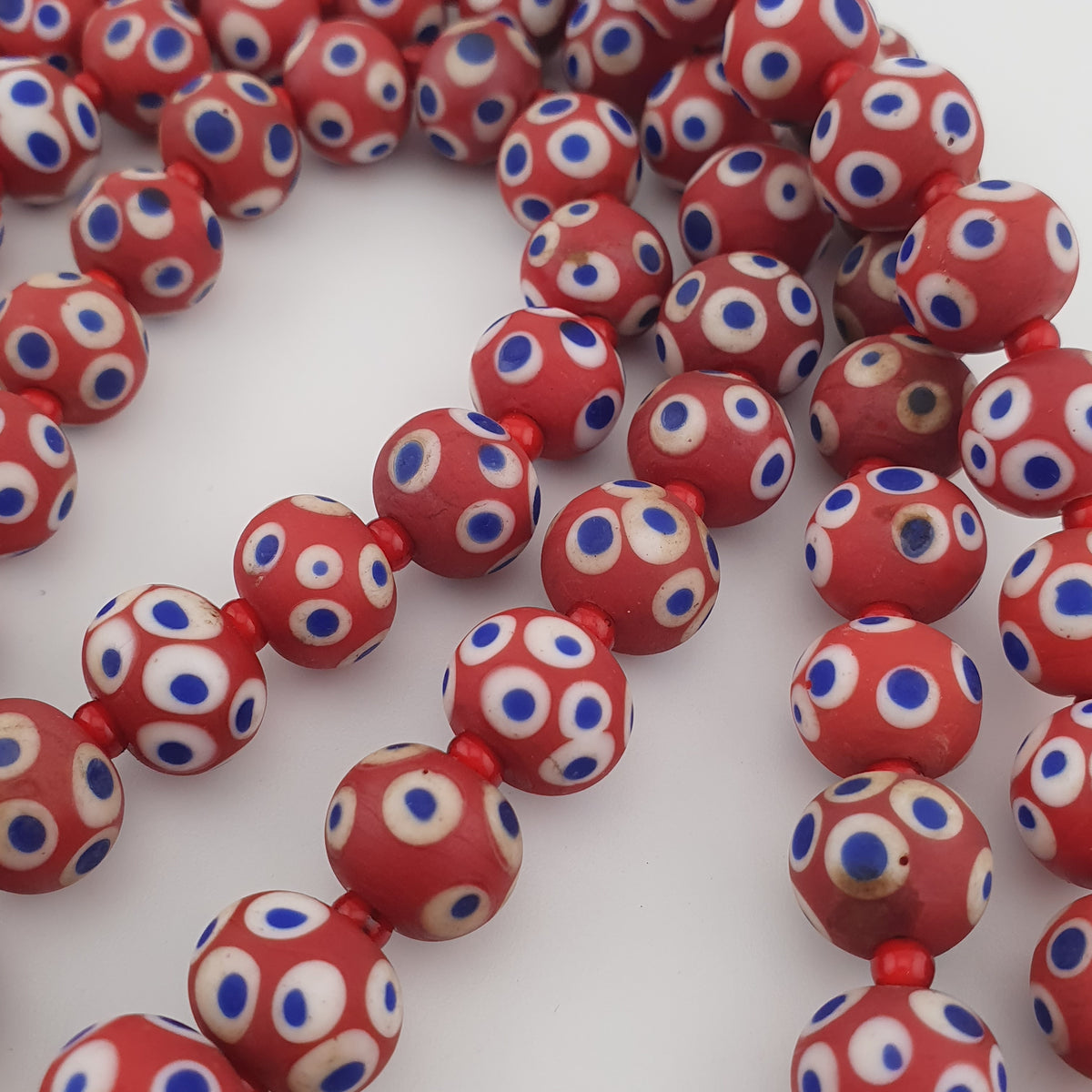 Collier de perles œil bleu en verre rouge de style vénitien antique (22 pouces)
