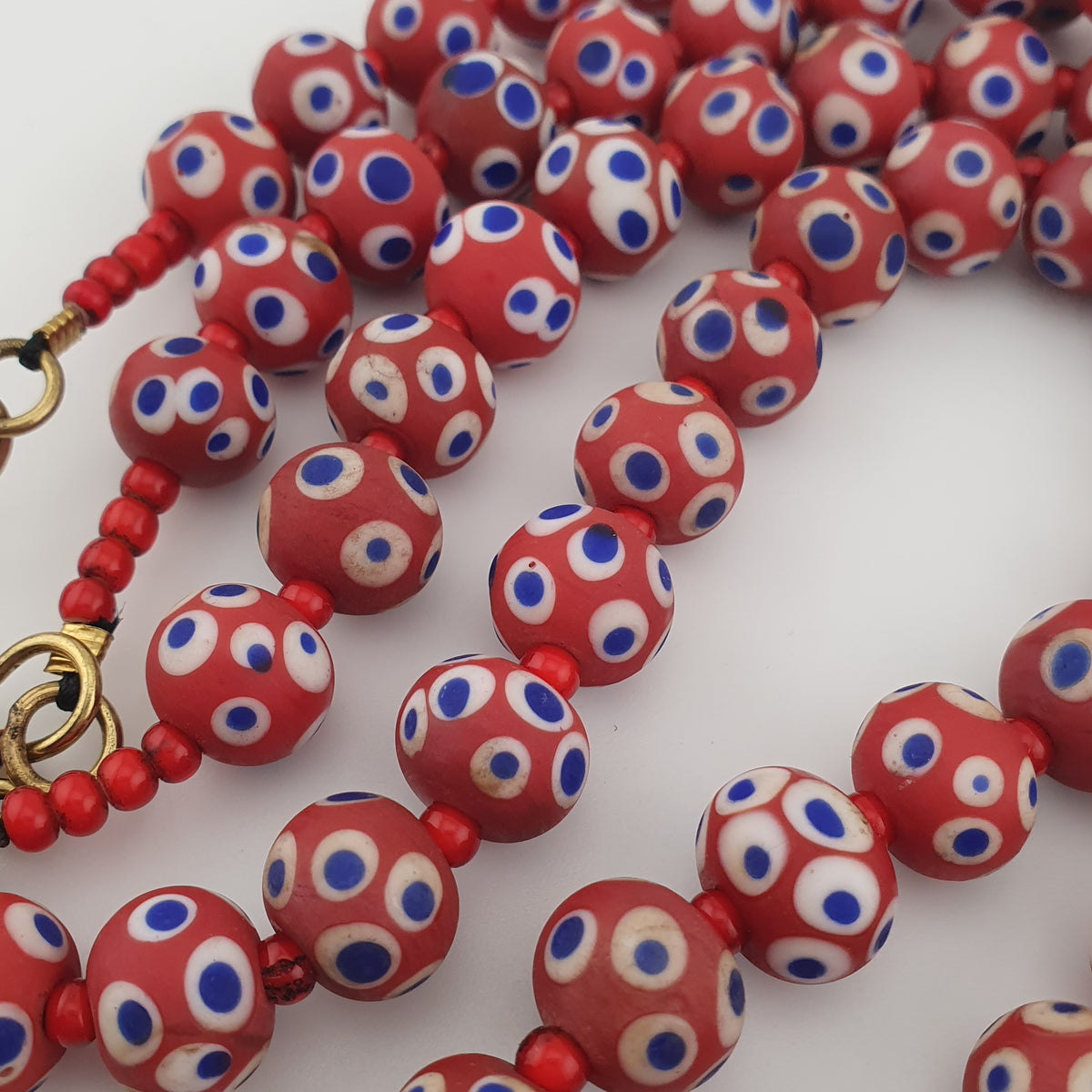 Collier de perles œil bleu en verre rouge de style vénitien antique (22 pouces)