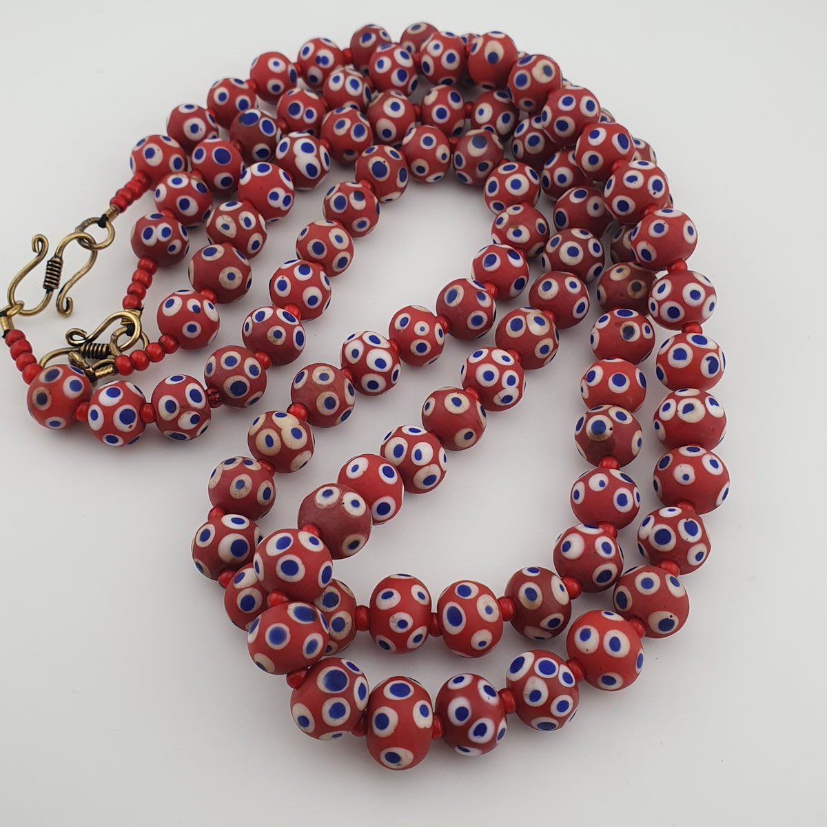 Collier de perles œil bleu en verre rouge de style vénitien antique (22 pouces)