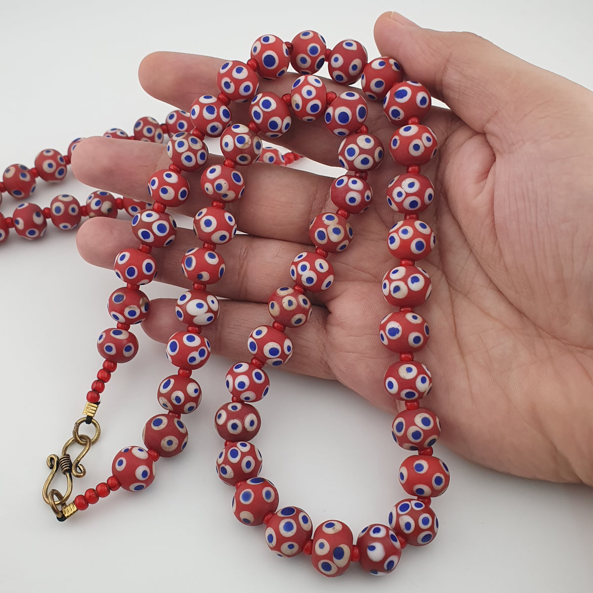 Collier de perles œil bleu en verre rouge de style vénitien antique (22 pouces)